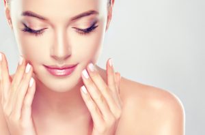 化粧水など化粧品で顔のたるみを改善しようとしている女性