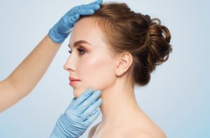 顔のたるみを美容医療でかいぜんしようとしている女性