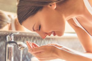 瞼がたるまないような洗顔方法を取り入れている女性