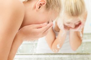 洗顔で顔イボを改善しようとしている女性