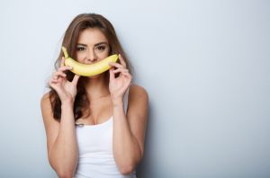 バナナダイエットをしている女性