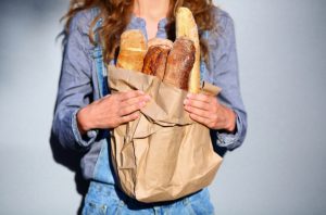 パンを抱えている女性